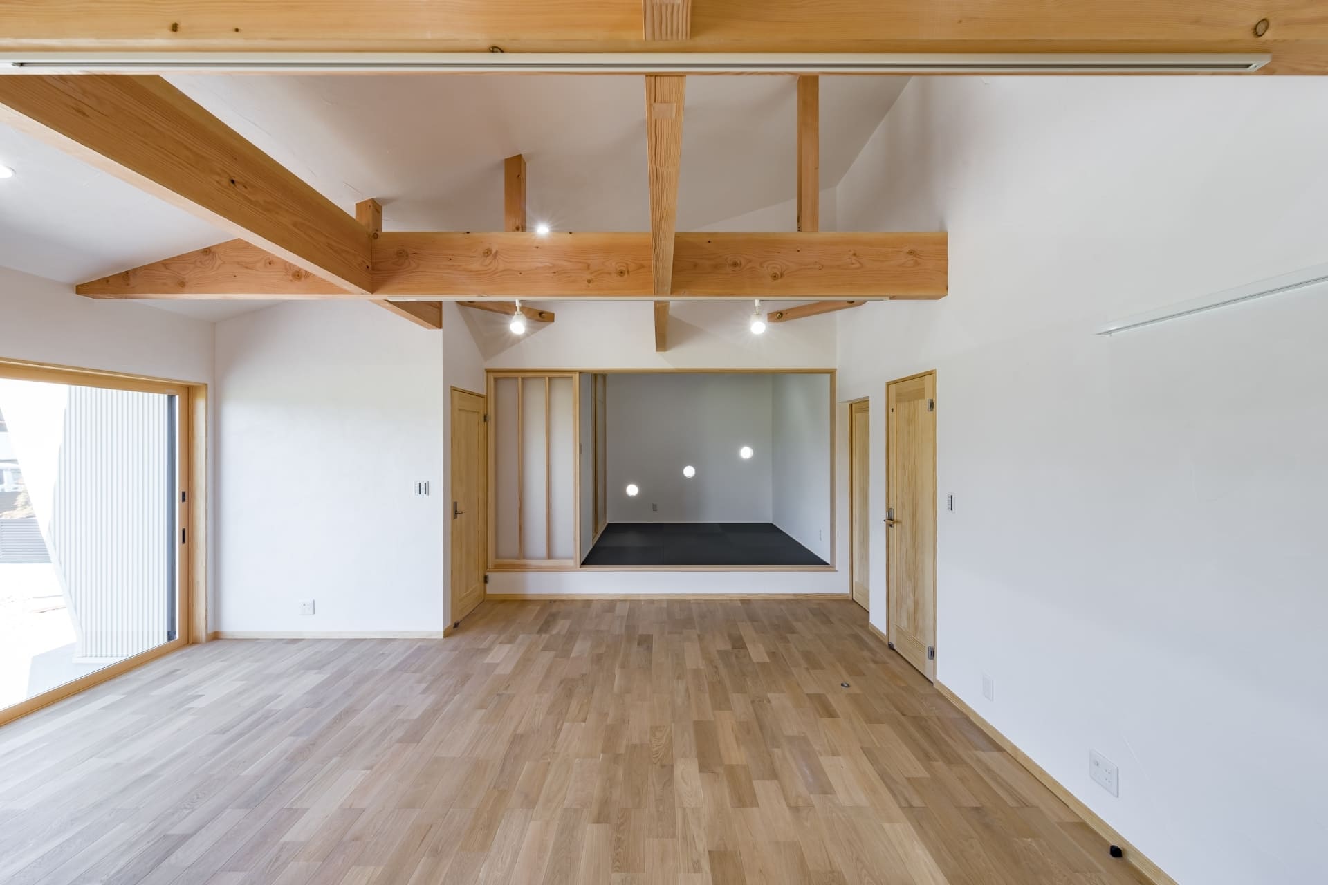 広島市Ｉ様邸｜素足で過ごしたくなる、温もりのある木造の家（リビングと座敷）